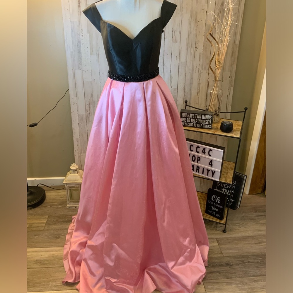 Studio 17 shimmering pink and black gown with pockets. Size 8.